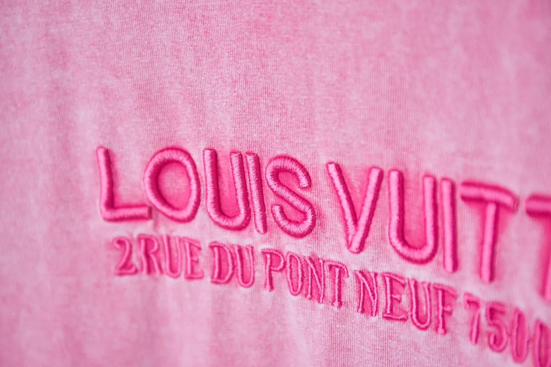 🅿️200 1V / Washed Ribbed T-shirt This washed T-shirt uses garment dyeing technology to present a lazy retro atmosphere. The logo and Monogram flower eyelets are embroidered on the chest and neckline respectively. With the rib elements extending from the collar to the sleeves, the trendy design shows a casual style.  The exquisite embroidery machine combines complex embroidery needlework and fine detail processing to create a three-dimensional embroidery effect. The classic trademark letter design restores consistent size spacing; the embroidery is fine and dense, the font is clear and the lines and three-dimensionality are strong. Combined with eyelet embroidery technology, it can express very delicate floral patterns due to the fineness of eyelet embroidery technology.  Garment distressing gives fabrics a vintage, nostalgic look by simulating the effects of long-term use and natural wear and tear. The snowflake pattern area is treated to simulate a fading effect; softeners are usually used during the treatment process to make the fabric softer and more comfortable. S M L XL